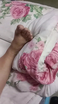 Melancap secara rahsia pada kaki ibu tiri