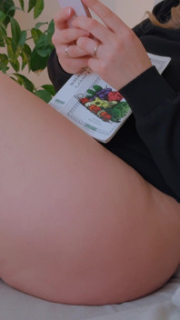 Ateşli orta yaşlı seksi kadın komşusna mesaj atıyor. Yaramaz metinler orgazma yol açıyor.