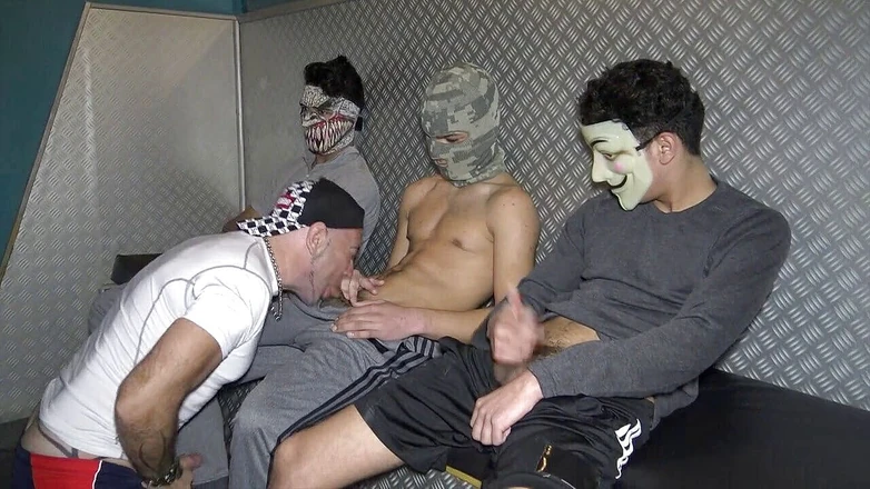 Gaybareback: Французский чувак сосет 3 гетеро болгарских паренька