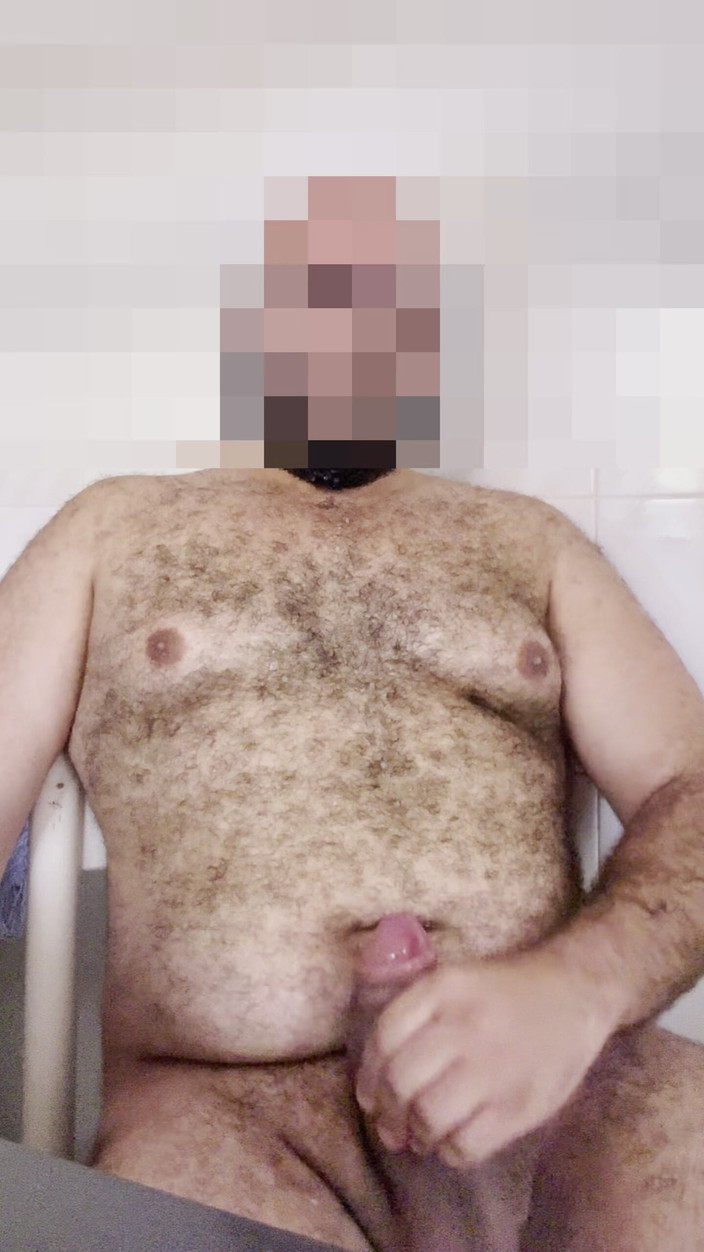 FurryCubster: कामुक भालू शावक मोटे बिना खतना वाले लंड को झटका देता है और विशाल भार निकालता है