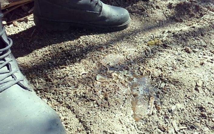 Idmir Sugary: Masturbare și ejaculare după shells gol sunt zdrobite de cizme
