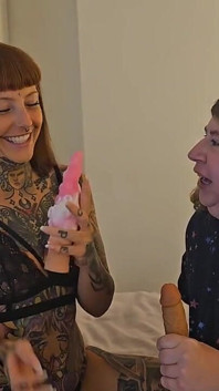 Moje starší sousedka přichází o lesbické panenství