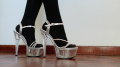 Kinky Lyrical: Nylon và giày cao gót rõ ràng