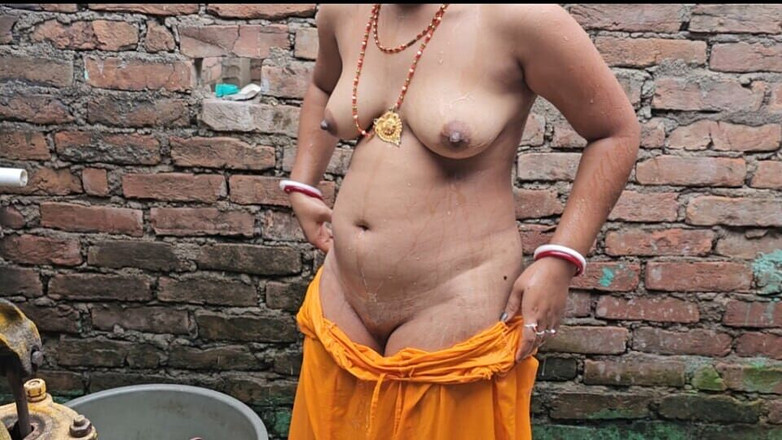 Human creator: “在晨间细雨中在浴室里度过的偷偷摸摸的时刻