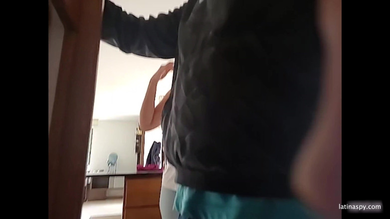 Latinaspy: Büyük götlü hizmetçi sikişmeye hazırlanıyor bölüm 1