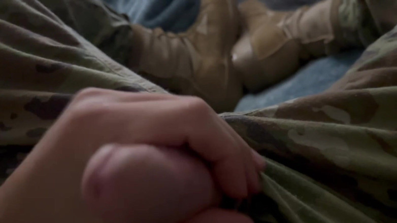 Gay Soldier Stuff: Us Army Soldier Jerking off in Uniform and Showing off...