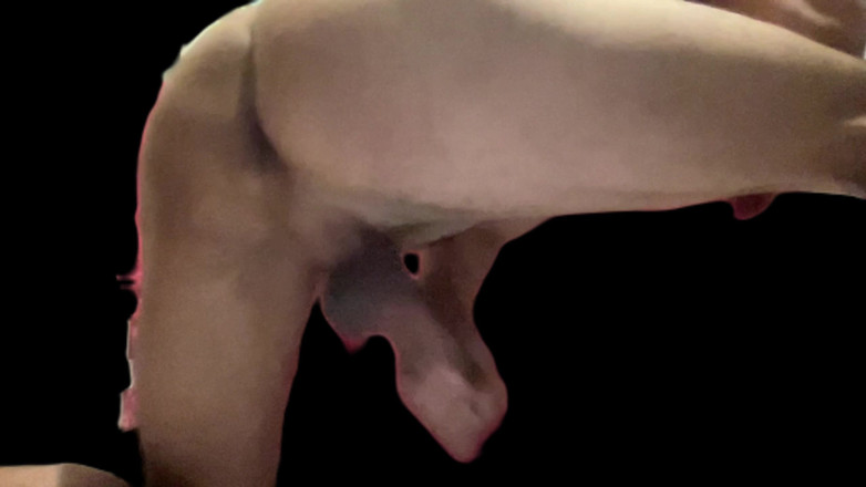 Naughty Cock: Elle Se Masturbe Le Dos Tourné.