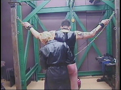 Project Femdom: Pokryte skórą dominatrixes powściągną i karzą mężczyznę niewolnika w komorze...