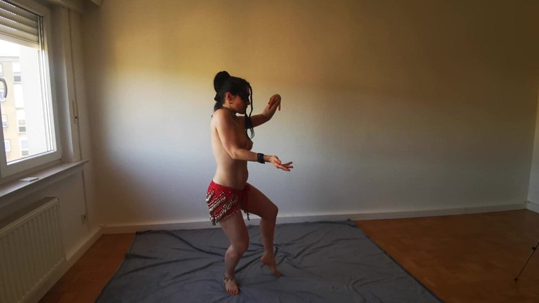 Kitty Dancer: Сексуальная арабская рабыня исполняет горячий танец - стриптиз с поясом живота заканчивается полностью обнаженной