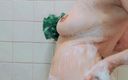 Velma Bunny: Masturbación magistral en la ducha antes de que todos llegue...