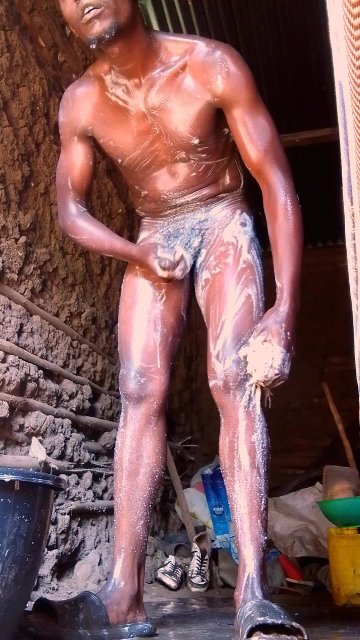 HWillovahh: Homo-jongen badkamer in modderhuis ging na een dag uit met...