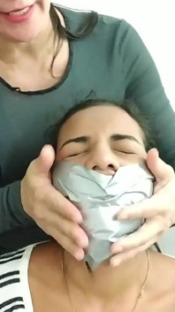 Verratenes teenager-mädchen bekommt ihre waren von einer billigen MILf genommen