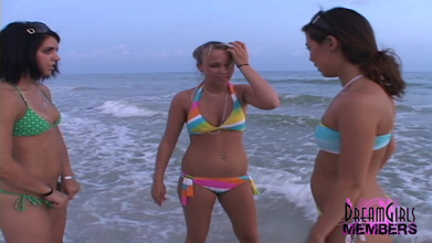 Trois bombasses se embrassent et se font seins nus sur une plage publique