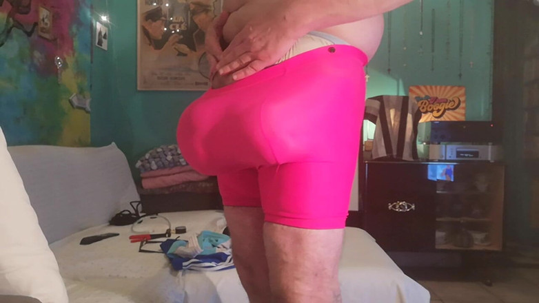 Monster_Meat_: Der versuch, in kleine lycra-ausrüstung passen