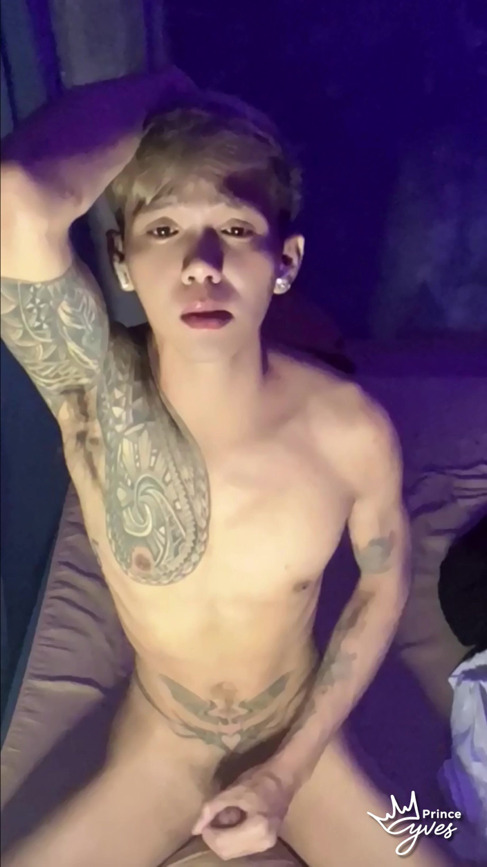 Prince-Yves: Un twink filipinez excitat tachinează pula și se masturbează până când...