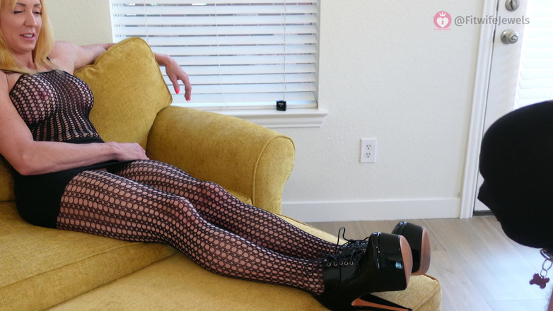 FitwifeJewels: Puta sumisa cuida mis talones y pies