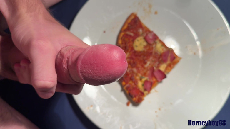 Horneyboy98: Twink Spritz Auf Seine Pizza