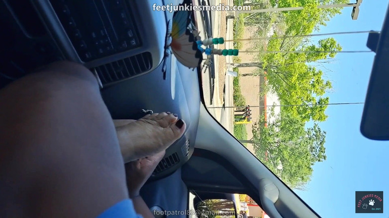 Foot Patrol: Mz Jersey olgun zenci ayaklarını yalatıyor ve ilk kez emiyor!