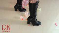 Regina Noir: Malé balónky pop s botami na vysokých podpatcích