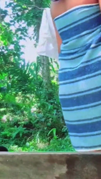 いたずらな美しさのティーンの女の子は、裸の放尿と入浴の外で自分自身を投げます