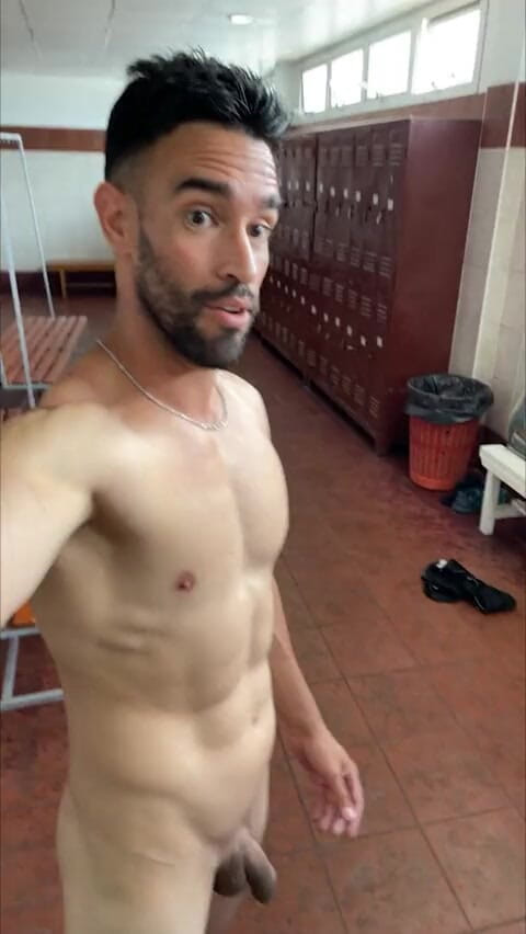 Paul Williams: 알몸으로 체육관 라커룸을 걷다