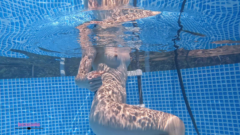 Destination Kat: Debaixo d'água masturbando