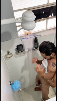 Asafe lovește laba aia sexy în baie