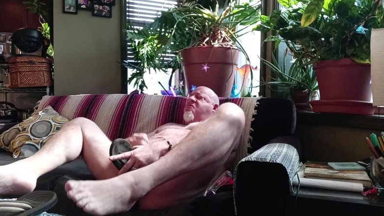 beardaddychub: Beardaddychub Jerks off on a Flip Flop