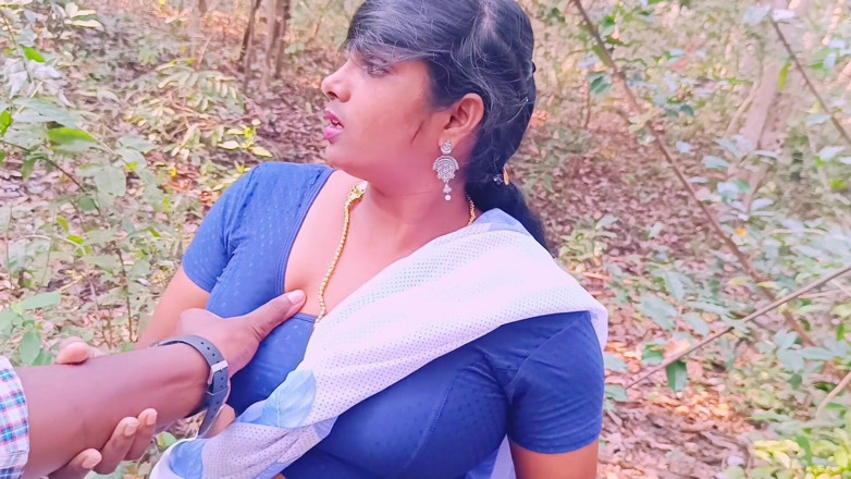 Telugu honey lips: Desi buitenshuis jungle neuken. Stiefmoeder en stiefzoon hardcore neuken in...