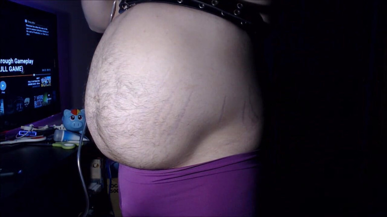 Akevantelico91: Inflation du ventre dans des shorts violets