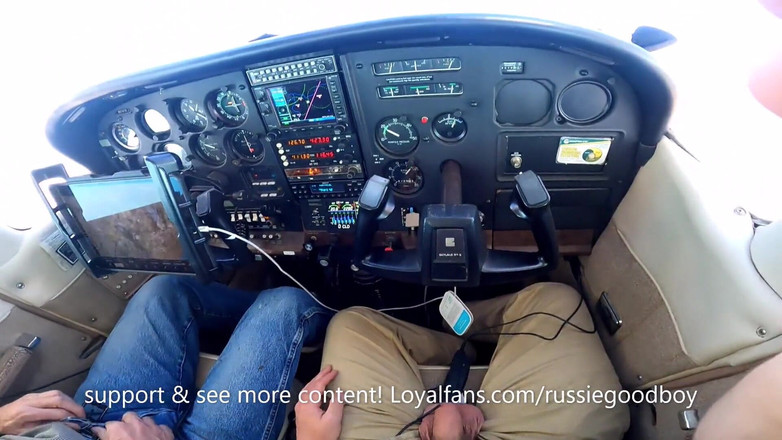Russie Goodboy: Piloto papai recebe boquete de co-piloto garoto em avião