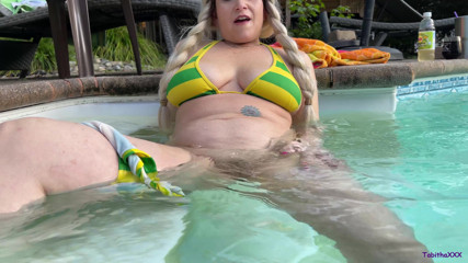 TabithaXXX: Venkovní hrátky s kundičkou v bikinách u bazénu