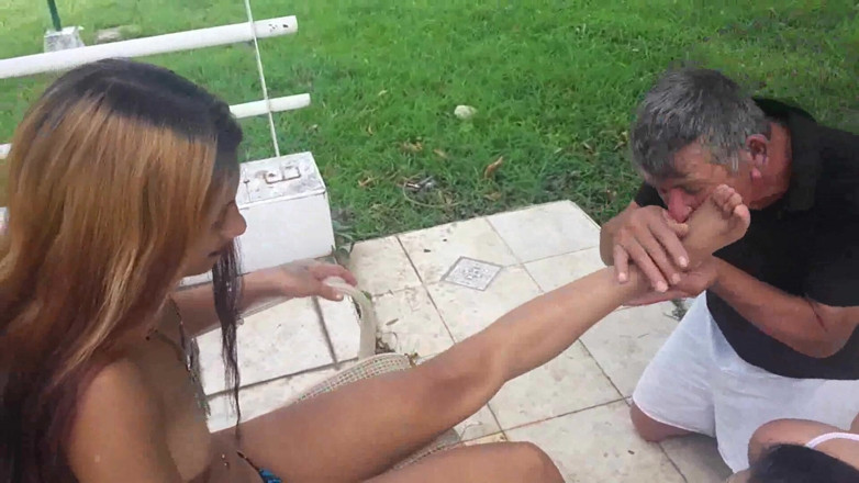 Foot Girls: Outdoor foot licking party