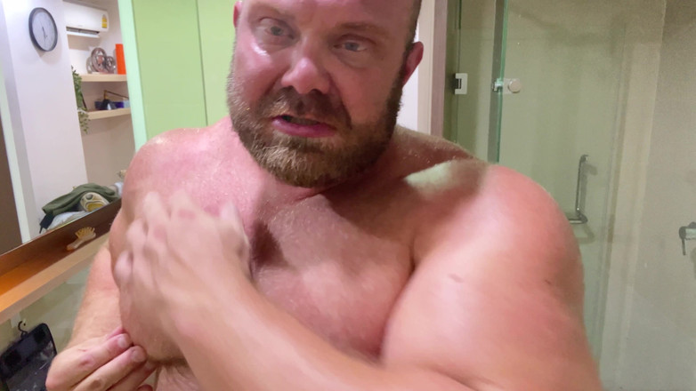 Jack stacked: Sich nach dem Fitnessstudio im Badezimmer biegen!