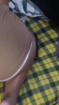 Il mio fratellastro mi succhia il culo grosso e poi mi inserisce tutto il suo cazzo