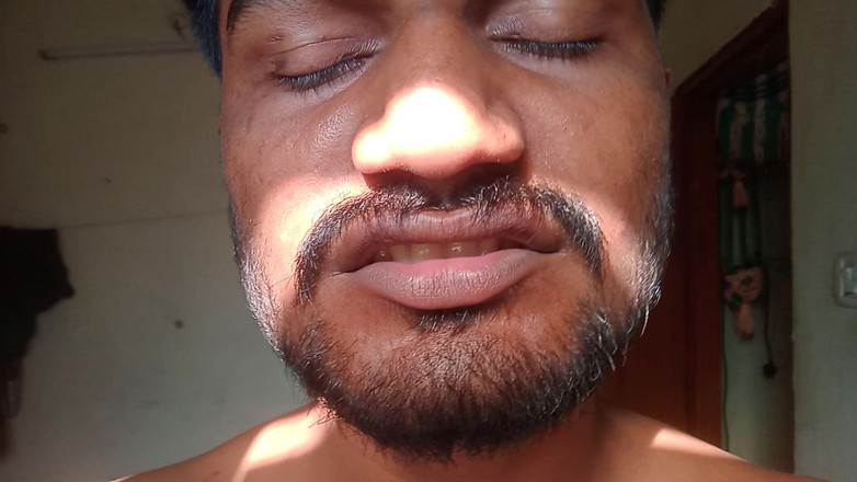 KUMBHA MANOJ KUMAR: Flash man avvia un'espressione in modalità amore