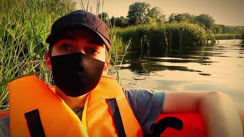 Fish Cam: Amintiri din vara trecută. Twink își masturbează pula în mijlocul râului