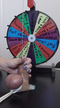 Cô ấy nhét một đầu dò dài 30cm vào con cu đầy thịt của anh ấy - chơi bdsm