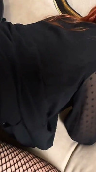 À Halloween, j’ai surpris ma belle-mère en train de se baiser avec un gode noir... Puis on lui a fourré les deux trous