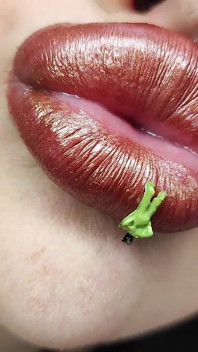 Giantess chơi với 7 người nhỏ bé và nuốt chúng
