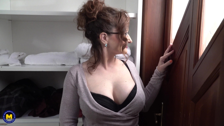 Mature NL: Big breasted mature Ameli finds a toyboy in her shower