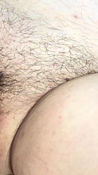 Clitoris uriaș pe care îl stimulez cu mâinile mele (de aproape)