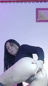 Linda Petite fica excitada enquanto enfia os dedos na bunda