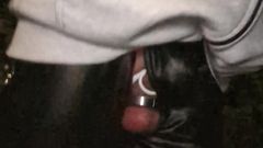 kinkygaynudist: L'uomo cammina fuori e mostra le sue palle
