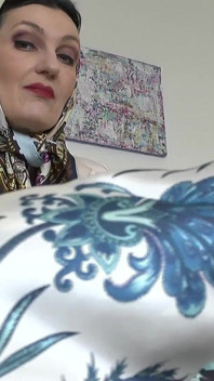 Hari ini, kamu akan masturbasi dengan mobil headscarf! Lady Victoria Valente