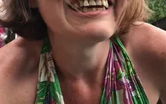 POV 슈퍼 핫한 재미 히피 창녀가 다시 미스 폭포가 되어 간과되는 정원에서 오줌을 싸게 됩니다.