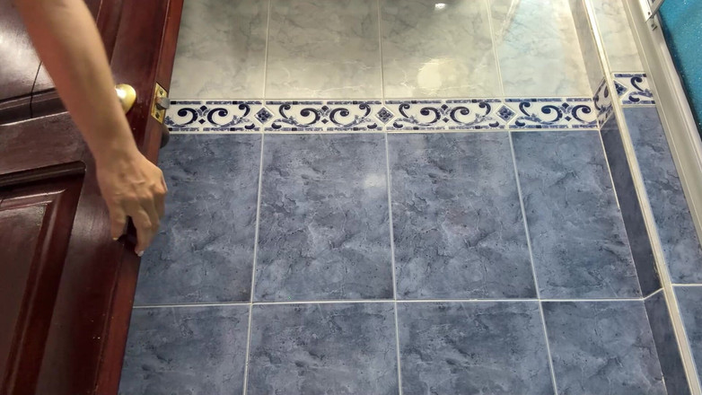 SENSESEX: Macecha si nahrává chcaní v koupelně v pokoji