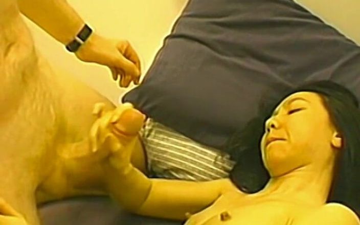 Homegrown Handjob: Gái Châu Á sục cu cho người đàn ông của cô ấy