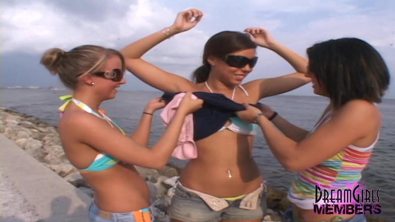 Dream Girls: 공공 해변에서 알몸으로 노는 세 명의 섹시녀