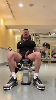 Громадський спортзал, дрочить і тренується